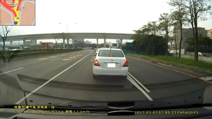 請教單白線與行車動線(機慢車道夾在引道前)