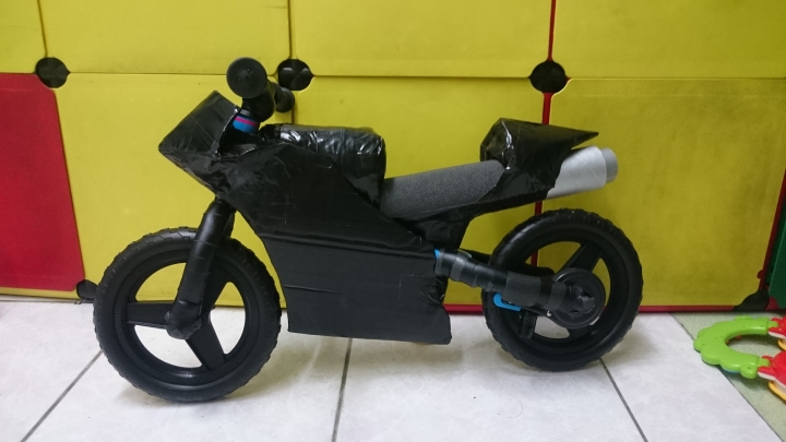 圓一個老爸的重機夢─狄卡儂滑步車變身小仿賽車