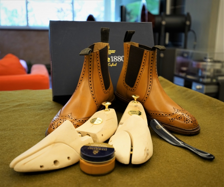 英系手工鞋 Loake Thirsk rubber-soled brogue Chelsea boot 初體驗....