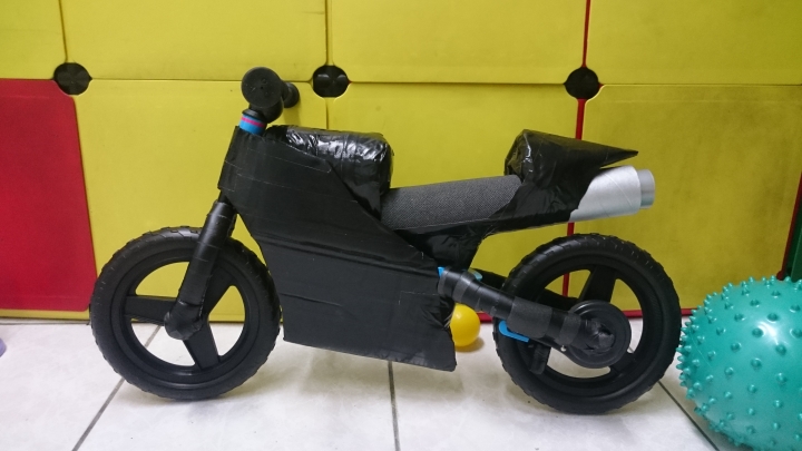 圓一個老爸的重機夢─狄卡儂滑步車變身小仿賽車