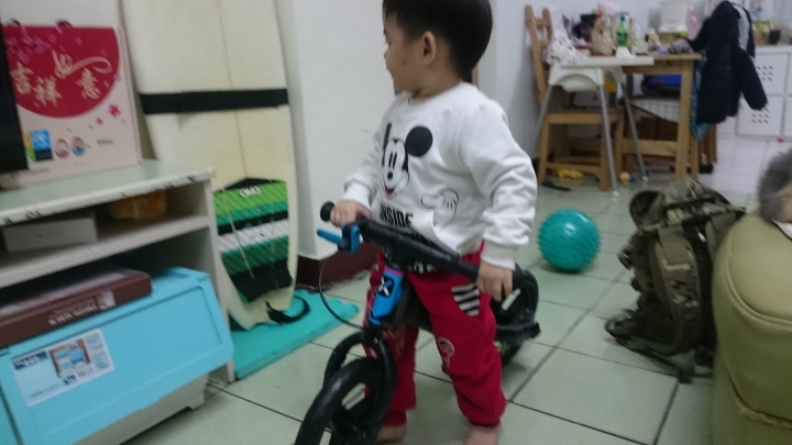 圓一個老爸的重機夢─狄卡儂滑步車變身小仿賽車