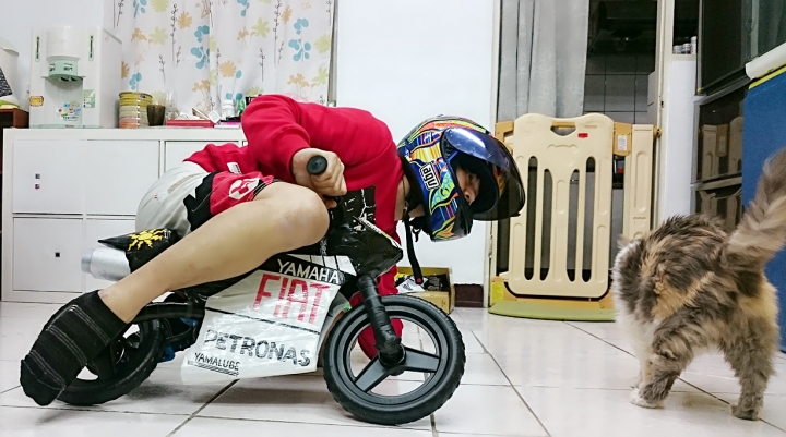 圓一個老爸的重機夢─狄卡儂滑步車變身小仿賽車