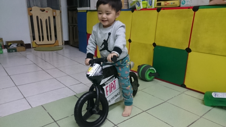 圓一個老爸的重機夢─狄卡儂滑步車變身小仿賽車