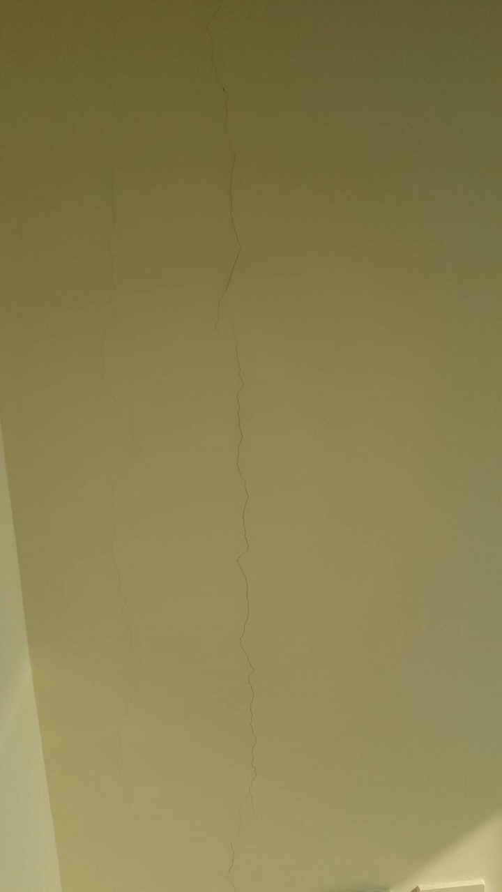 想請問3年屋未曾使用卻屋內有許多裂縫的原因