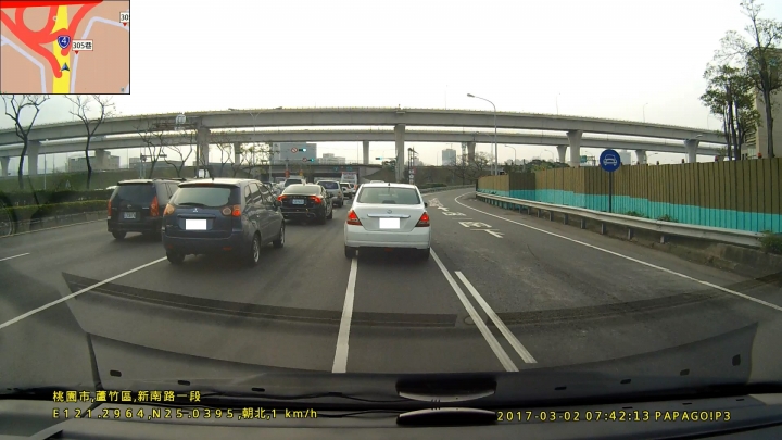 請教單白線與行車動線(機慢車道夾在引道前)