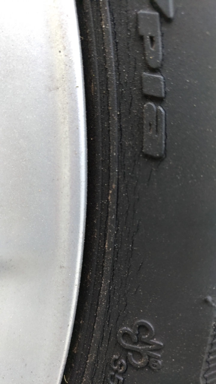 普利斯通 耐路綠 185/60/R15  胎面裂痕