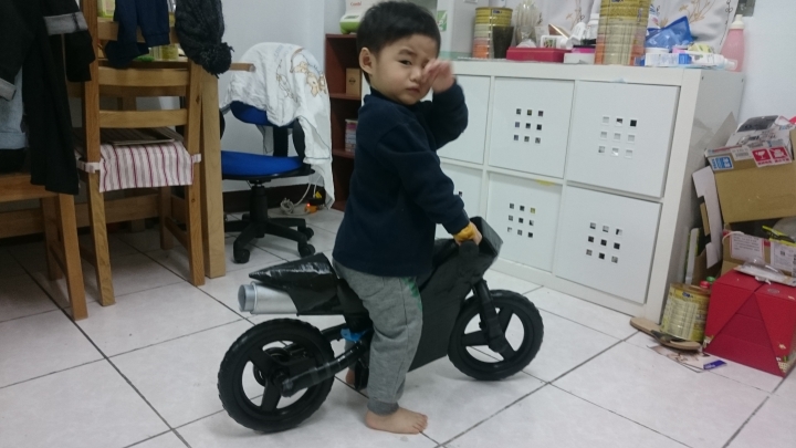 圓一個老爸的重機夢─狄卡儂滑步車變身小仿賽車