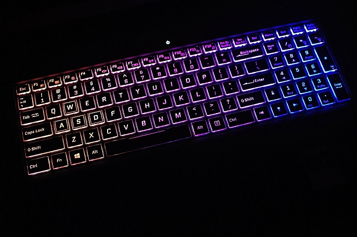 GIGABYTE Sabre 15 搭配炫麗RGB鍵盤,強勁出鞘