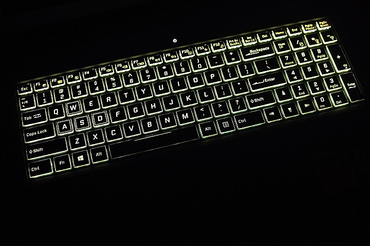 GIGABYTE Sabre 15 搭配炫麗RGB鍵盤,強勁出鞘