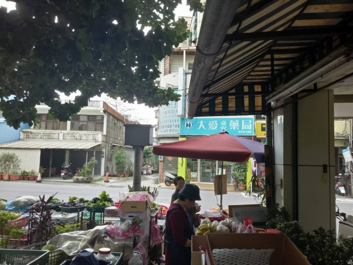請問吊車費用,拆除遮雨棚 吊遮雨棚!