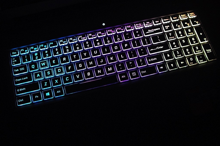 GIGABYTE Sabre 15 搭配炫麗RGB鍵盤,強勁出鞘