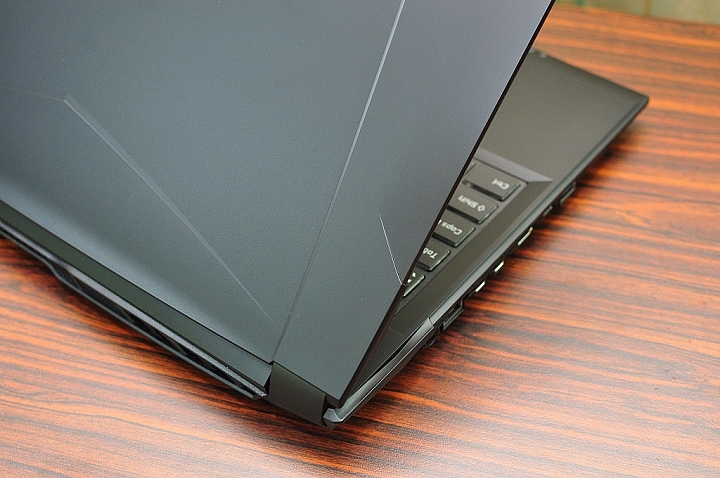 GIGABYTE Sabre 15 搭配炫麗RGB鍵盤,強勁出鞘