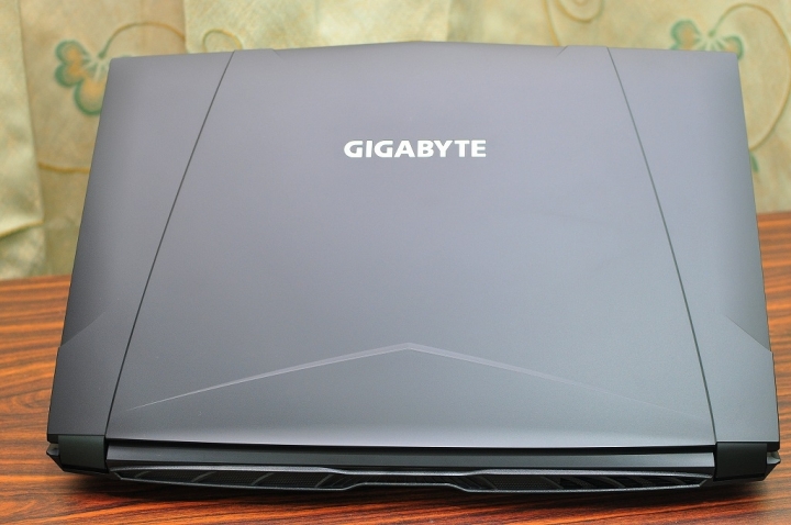 GIGABYTE Sabre 15 搭配炫麗RGB鍵盤,強勁出鞘