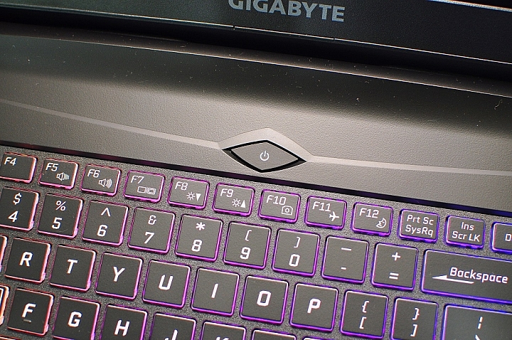 GIGABYTE Sabre 15 搭配炫麗RGB鍵盤,強勁出鞘