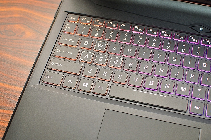 GIGABYTE Sabre 15 搭配炫麗RGB鍵盤,強勁出鞘