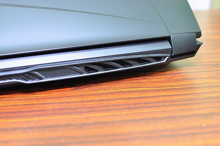 GIGABYTE Sabre 15 搭配炫麗RGB鍵盤,強勁出鞘