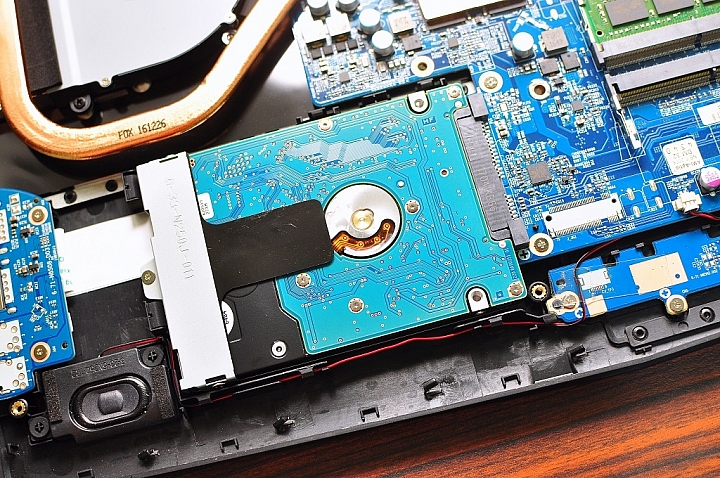 GIGABYTE Sabre 15 搭配炫麗RGB鍵盤,強勁出鞘