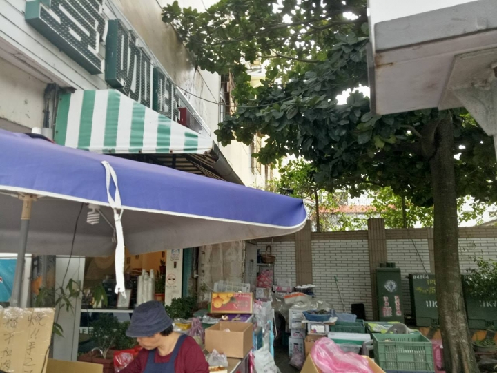 請問吊車費用,拆除遮雨棚 吊遮雨棚!