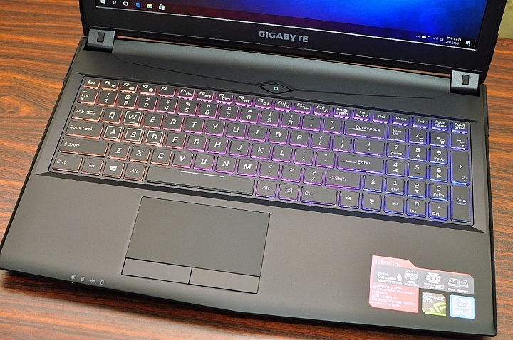 GIGABYTE Sabre 15 搭配炫麗RGB鍵盤,強勁出鞘