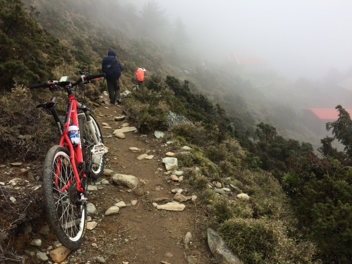 登山車上嘉明湖