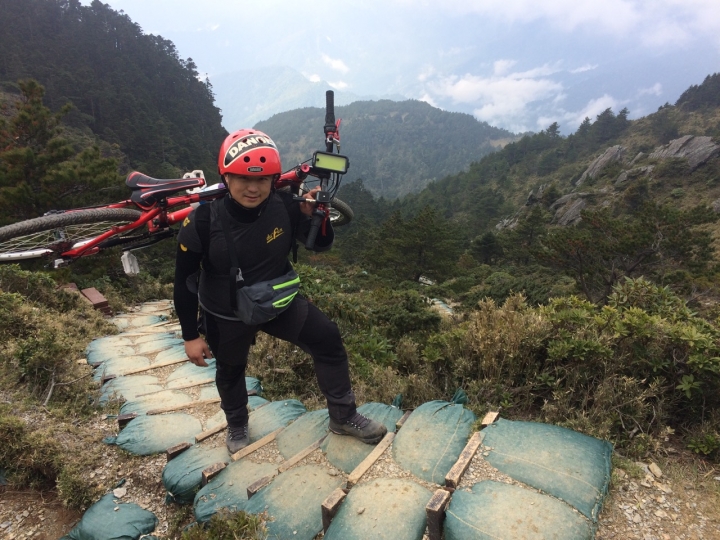 登山車上嘉明湖