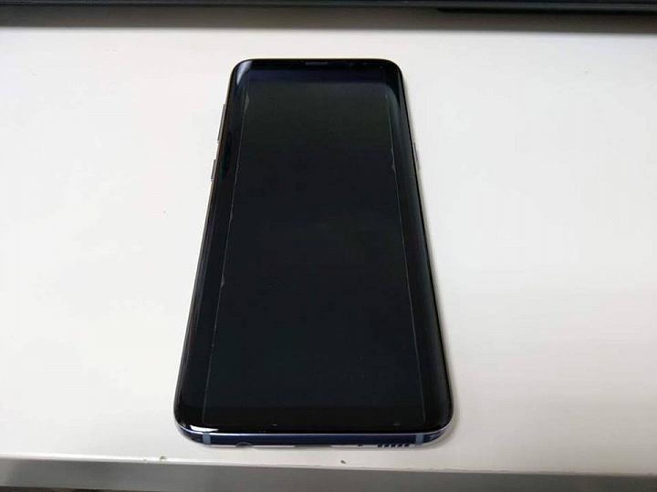S8保護貼有點難找到貼合的, 買了三款....= =