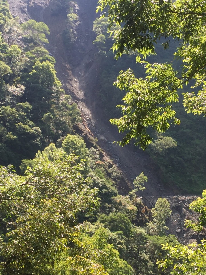 誤闖力行產業道路,真是慘裂道路,