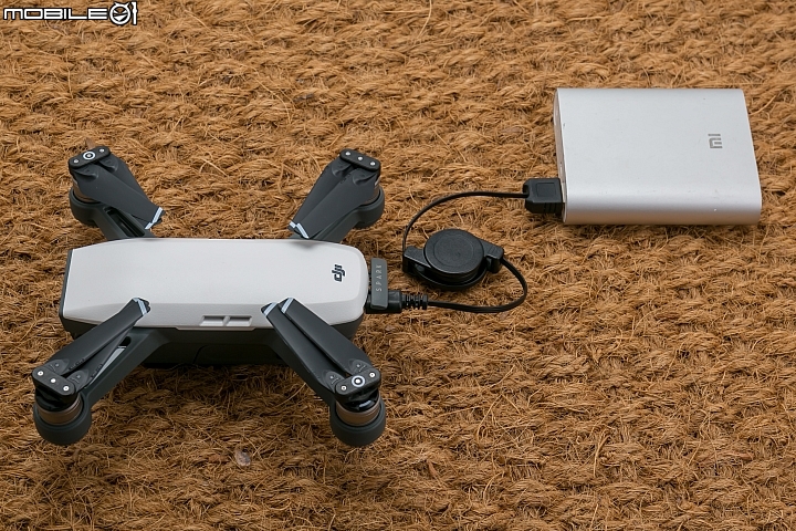 DJI Spark 是DJI第一台支援用Micro USB充電的無人機 DJI Spark 是DJI第一台支援用Micro USB充電的無人機