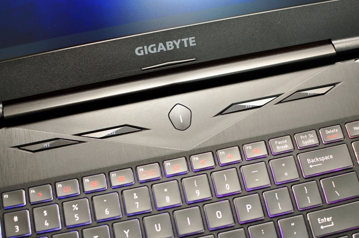 GIGABYTE SabrePro15 軍刀系列再添生力軍