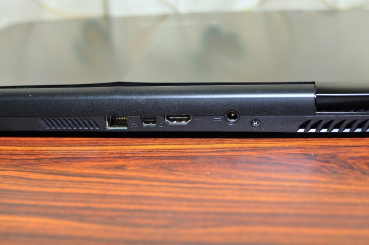 GIGABYTE SabrePro15 軍刀系列再添生力軍