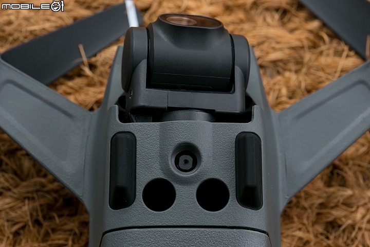 DJI Spark 雲台下方的是「下視覺定位系統」 DJI Spark 雲台下方的是「下視覺定位系統」