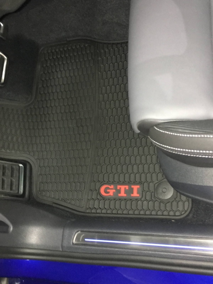Golf R新引擎機油消耗量觀察-機油也會有熱漲冷縮的現象 & GTI原廠蜂窩橡膠腳墊