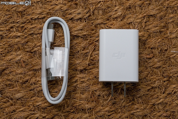 DJI Spark可透過機身為電池一對一充電,所以單機版僅提供一組變壓器及Micro USB傳輸線 DJI Spark可透過機身為電池一對一充電,所以單機版僅提供一組變壓器及Micro USB傳輸線