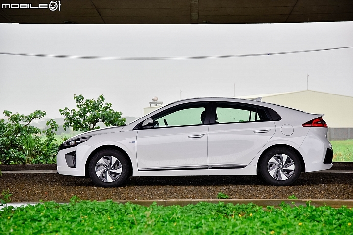 Prius頭號勁敵!Hyundai Ioniq Hybrid試駕報導