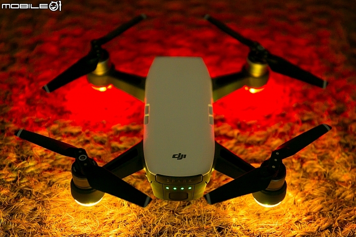 DJI Spark 電源開啟後可以看到四根機臂的底部都會亮燈 DJI Spark 電源開啟後可以看到四根機臂的底部都會亮燈