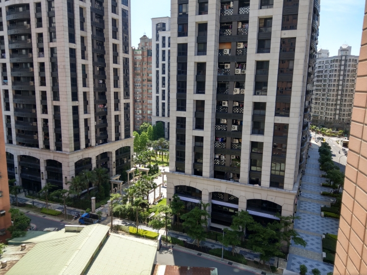 HTC11 在光源沒那麼充足的時候 照相和攝影的時候 手機螢幕會有嚴重噪點 請問是正常的嗎
