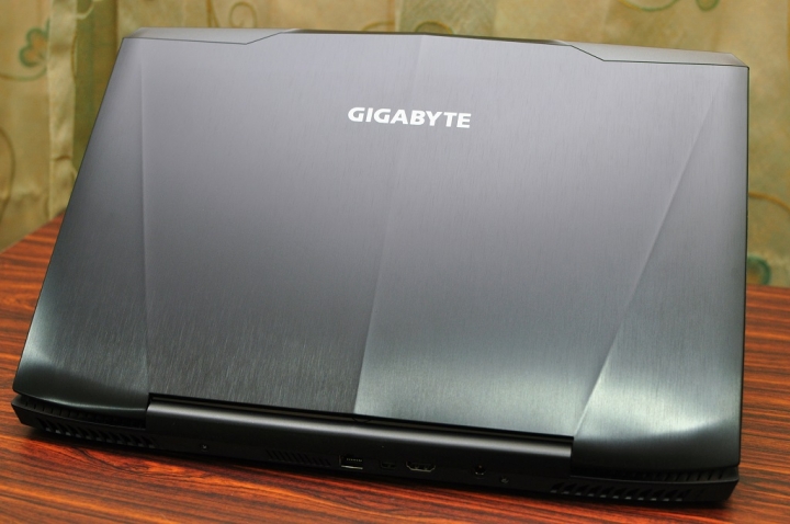 GIGABYTE SabrePro15 軍刀系列再添生力軍