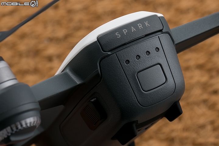 DJI Spark 電源開關直接設計在電池上,短按一次再長按一次便可開關機 DJI Spark 電源開關直接設計在電池上,短按一次再長按一次便可開關機