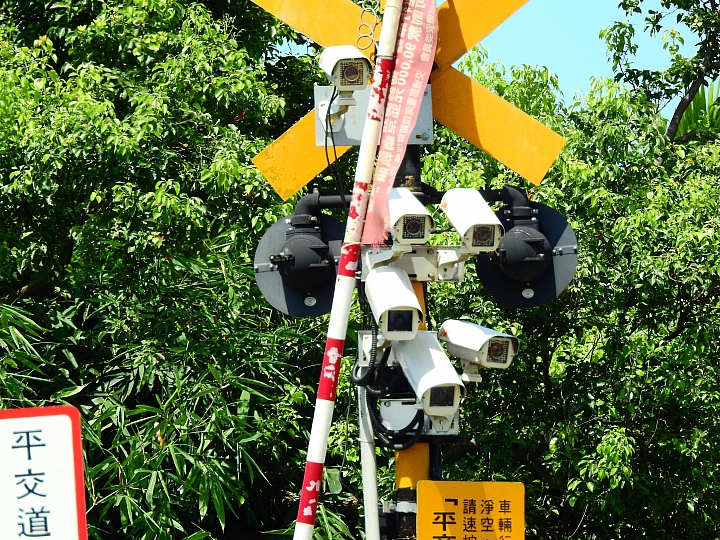 未曾去注意到,鐵路平交道竟然有如此多的攝影機:拍攝地點南州火車站。