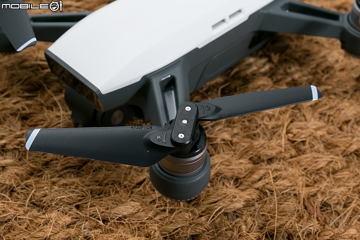 DJI Spark 四根葉槳可以手動拆卸或更換 DJI Spark 四根葉槳可以手動拆卸或更換
