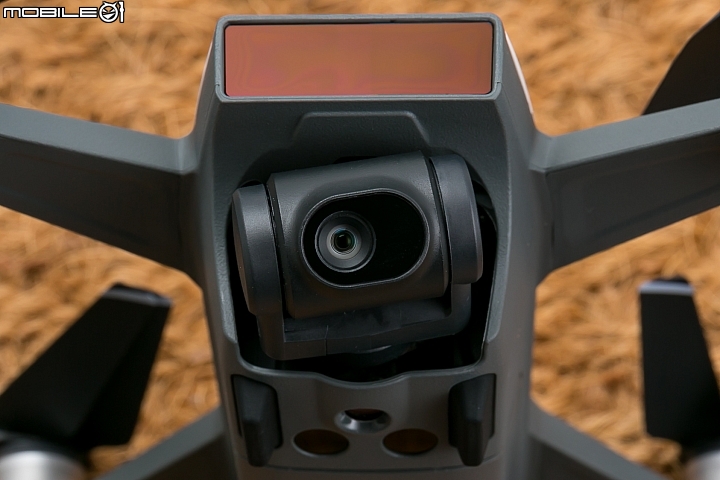 DJI Spark 最難能可貴的就是在這樣的體積上還加入雙軸機械式穩定雲台 DJI Spark 最難能可貴的就是在這樣的體積上還加入雙軸機械式穩定雲台