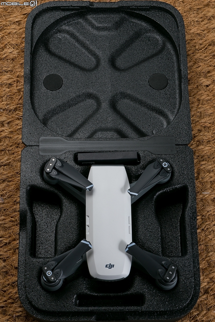 DJI Spark單機版的內容物僅有一架Spark與兩組葉槳 DJI Spark單機版的內容物僅有一架Spark與兩組葉槳