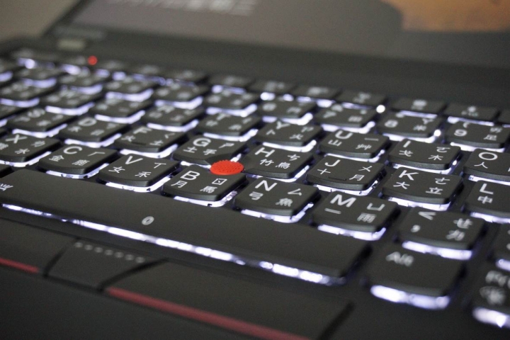 窄邊框設計--五代Lenovo ThinkPad X1 Carbon開箱