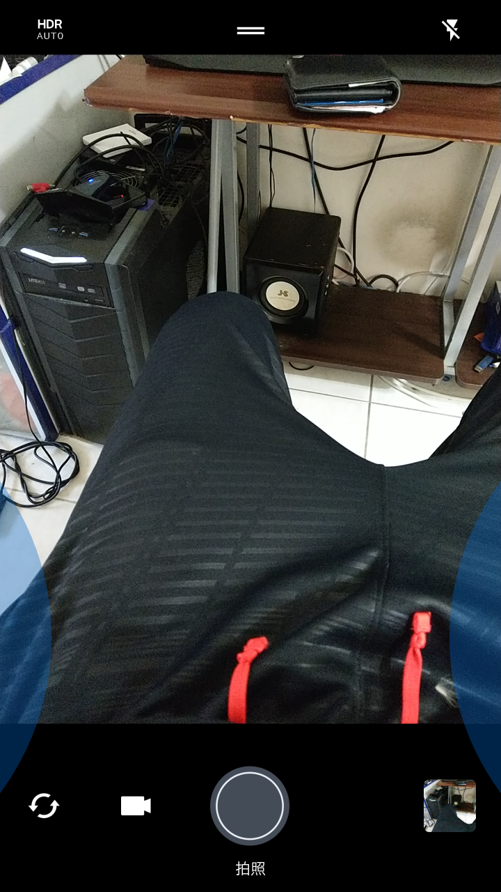 HTC11 在光源沒那麼充足的時候 照相和攝影的時候 手機螢幕會有嚴重噪點 請問是正常的嗎