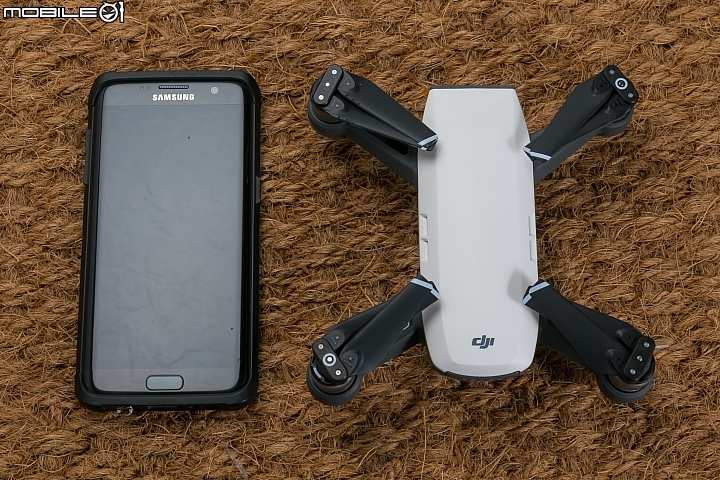 DJI Spark同樣找來5.5吋的Samsung S7 Edge作為比例尺 DJI Spark同樣找來5.5吋的Samsung S7 Edge作為比例尺