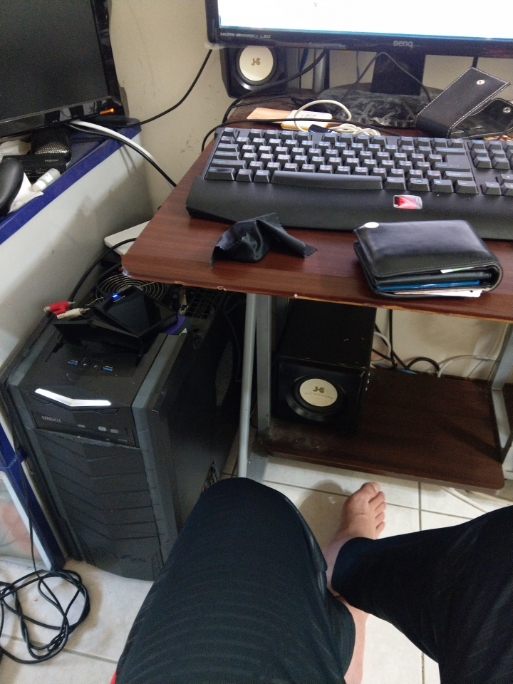 HTC11 在光源沒那麼充足的時候 照相和攝影的時候 手機螢幕會有嚴重噪點 請問是正常的嗎