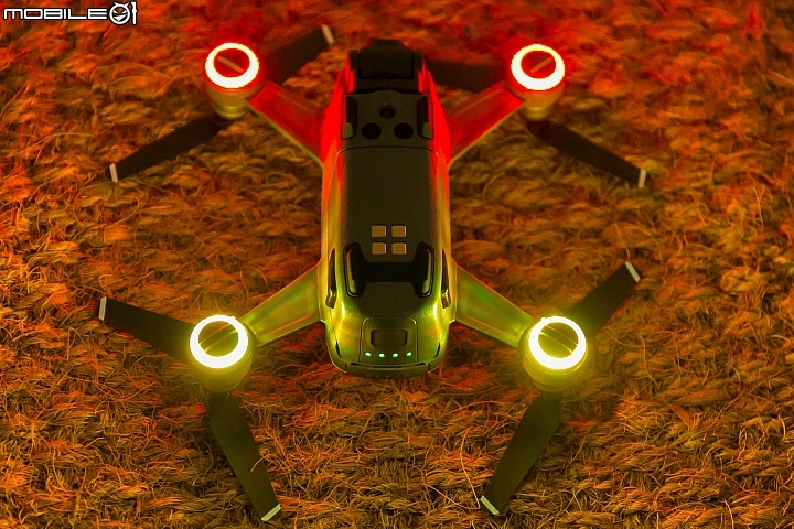 DJI Spark 機底燈號全亮的模樣 DJI Spark 機底燈號全亮的模樣