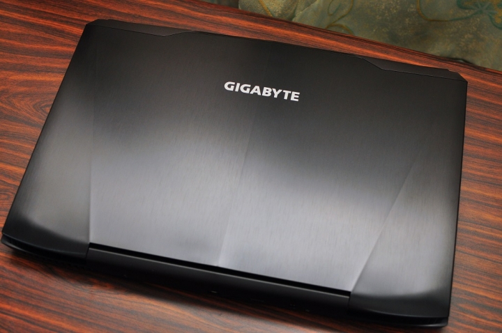 GIGABYTE SabrePro15 軍刀系列再添生力軍