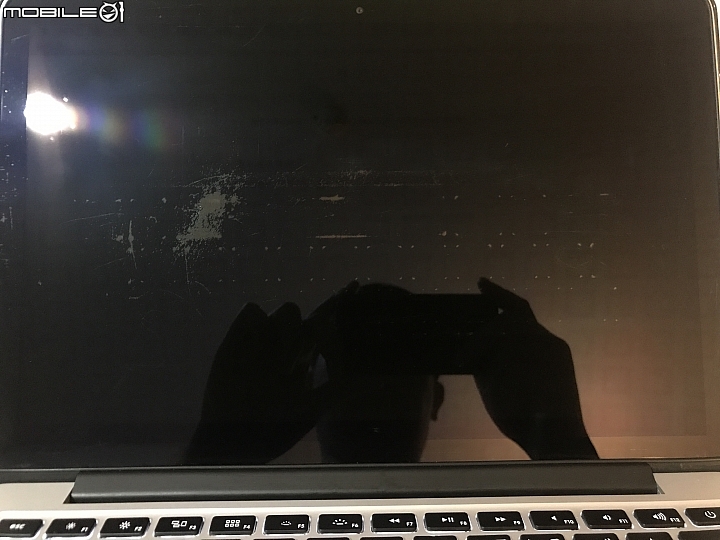 Macbook Pro - RETINA 螢幕鍍膜脫落 台北101直營維修紀錄