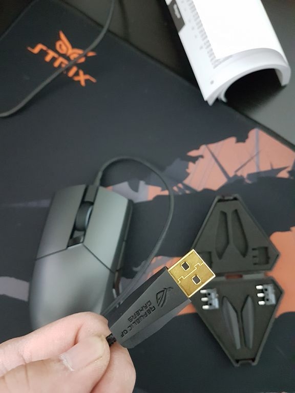 夜店風的電競滑鼠ROG PUGIO